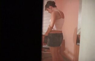 Engraxador porno amador caseiro brasileiro bonitinho se masturba enquanto toma conta dos seus pés sexy